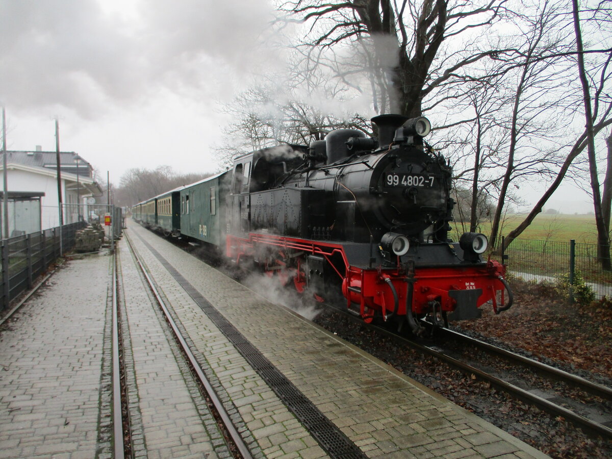 Mit dem ersten Zug im neuen Jahr von Göhren nach Putbus erreichte die 99 4802,am 01.Januar 2022,die Station Baabe.
