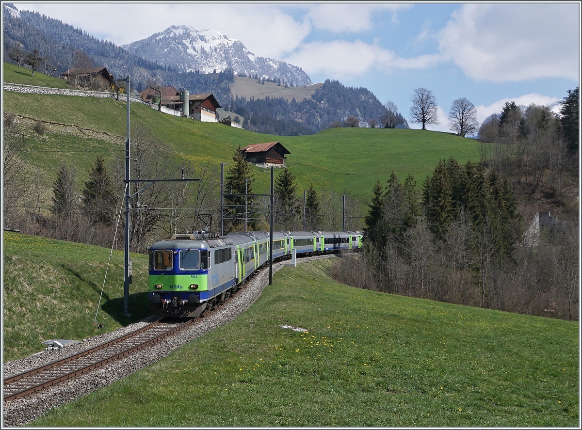 Mit dem (ex SwissExpress) RE von Interlaken Ost nach Zweisimmen. Die BLS Re 4/4 II 504 erreicht mit ihrem RE von Interlaken Ost nach Zweismmen Enge im Simmental.

14. April 2021