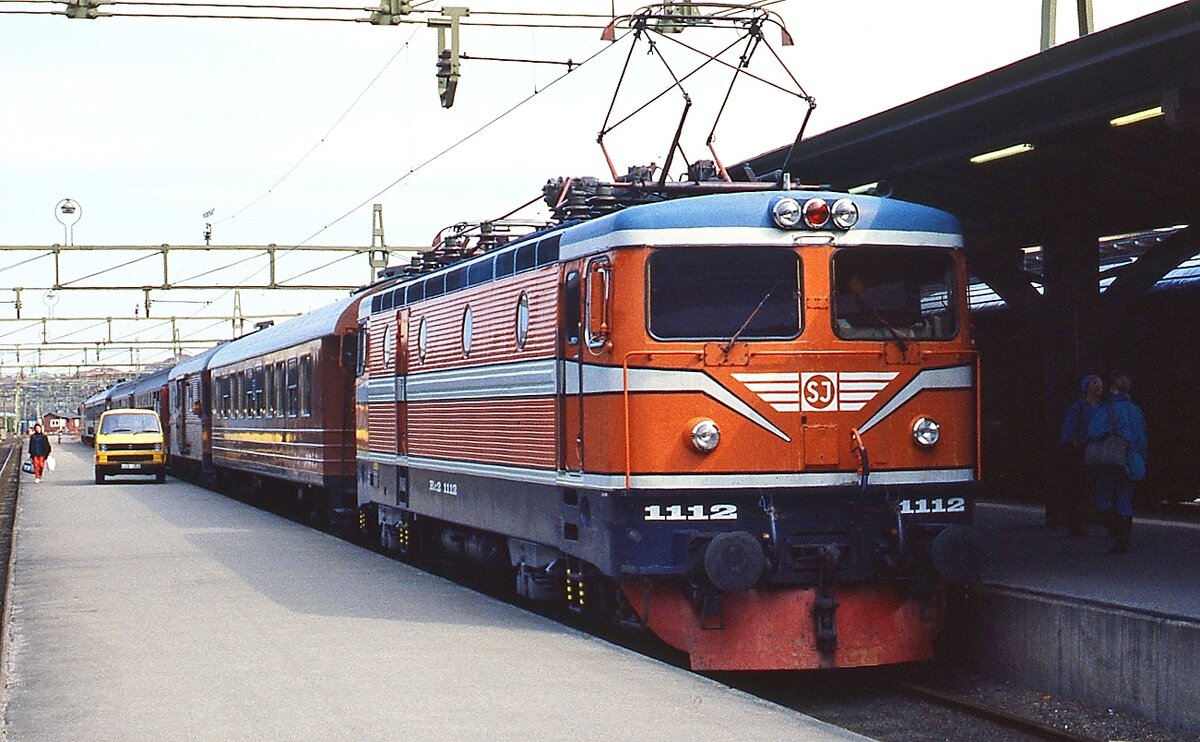 Mit dem Express Kopenhagen - Oslo ist die Rc2 1112 Anfang Mai 1988 in Göteborgs Central eingetroffen