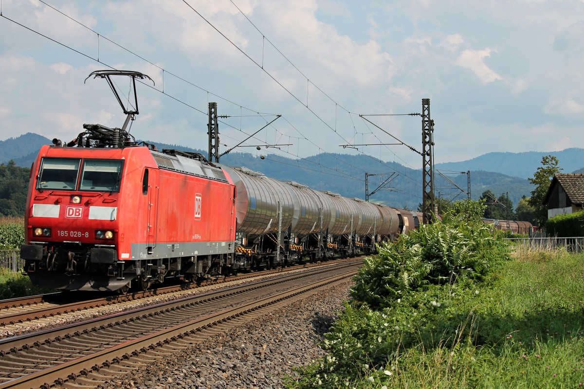 Mit dem EZ 44281 (Mulhouse Ville (F) - Offenburg Gbf) fuhr 185 028-8 am 01.08.2014 bei Kollmarsreute ihrem Ziel entgegen.