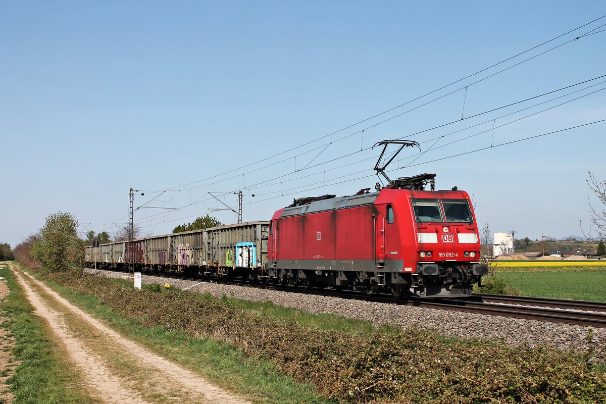 Mit dem EZ 44601 (Kehl - Basel SBB RB) fuhr am Nachmittag des 16.04.2020 die 185 092-4 südlich von Buggingen über die KBS 702 durchs Rheintal in Richtung Müllheim (Baden).