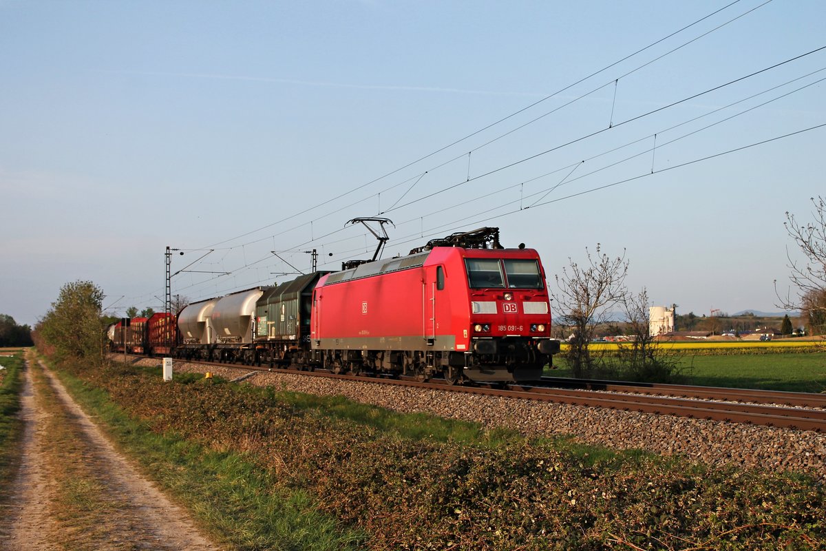 Mit dem EZ 44613 (Mannheim Rbf - Basel SBB RB) fuhr am Abend des 16.04.2020 die 185 091-6 südlich von Buggingen über die Rheintalbahn durchs Makrgräflerland in Richtung Müllheim (Baden).