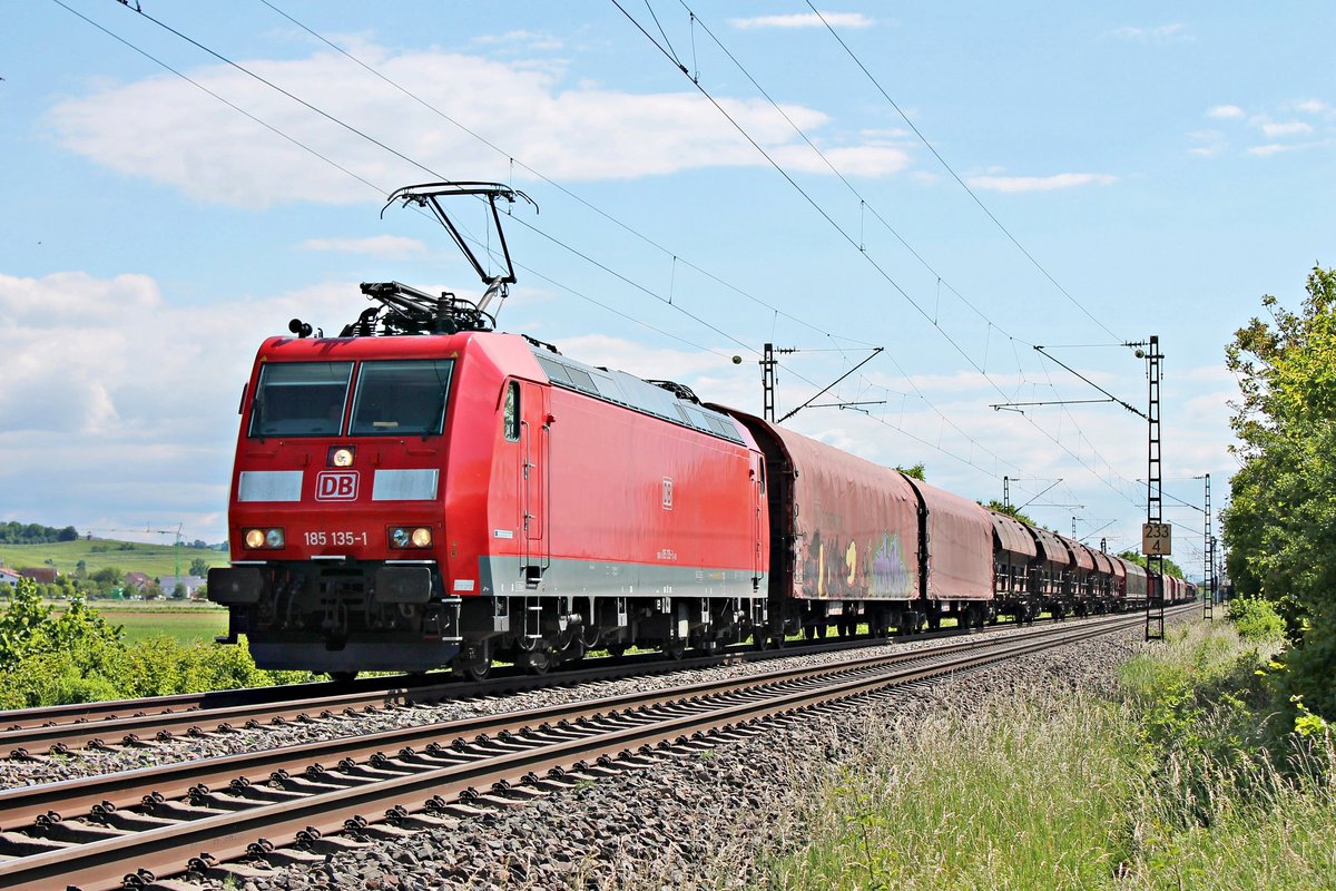 Mit dem EZ 44616 (Basel SBB RB - Mannheim Rbf) fuhr am Nachmittag des 25.05.2020 die 185 135-1 nördlich von Hügelheim über die Rheintalbahn durchs Markgräflerland in Richtung Freiburg (Breisgau).