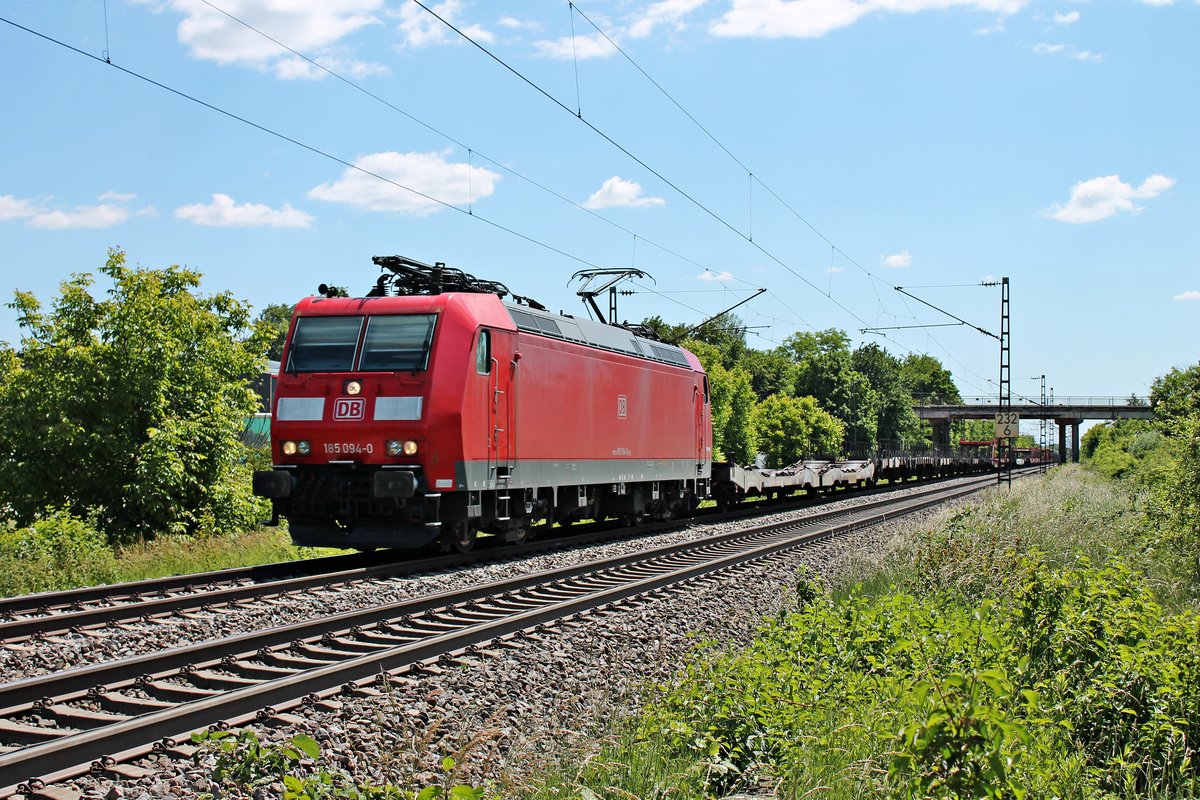 Mit dem EZ 44616 (Basel SBB RB - Mannheim Rbf) fuhr am Nachmittag des 29.05.2020 die 185 094-0 durch das Industriegebiet von Buggingen über die Rheintalbahn in Richtung Freiburg (Breisgau).