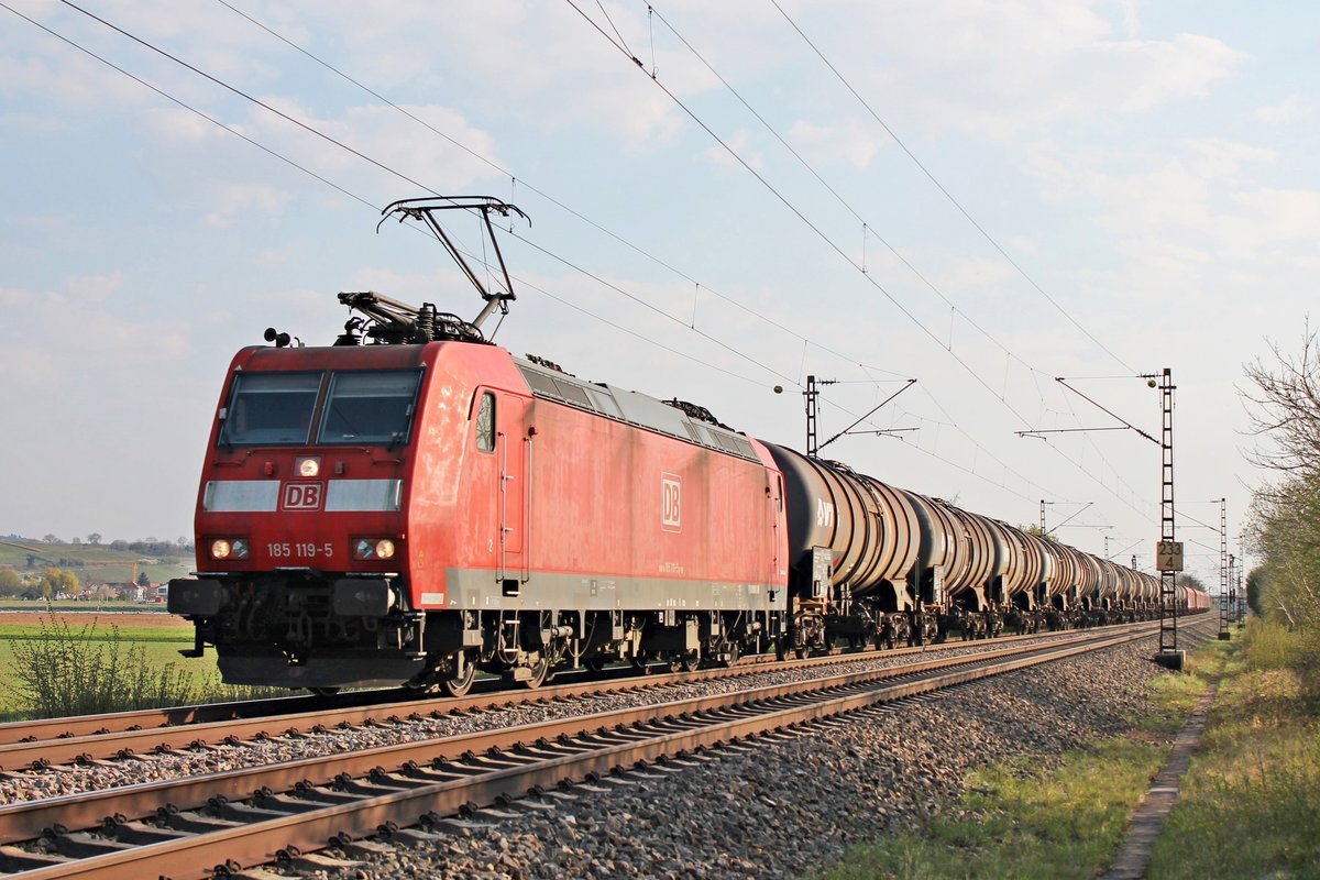 Mit dem EZ 45000 (Chiasso Smistamento - Mannheim Rbf) fuhr am Abend des 09.04.2020 die 185 119-5 nördlich von Hügelheim über die Rheintalbahn in Richtung Buggingen.