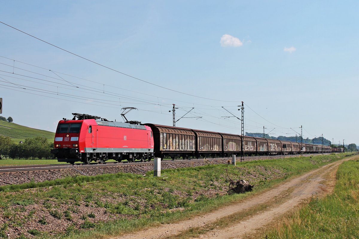 Mit dem EZ 45000 (Chiasso Smistamento - Mannheim Rbf) fuhr am späten Nachmittag des 02.06.2020 die 185 133-6 nördlich von Schliengen über die Rheintalbahn in Richtung Auggen.