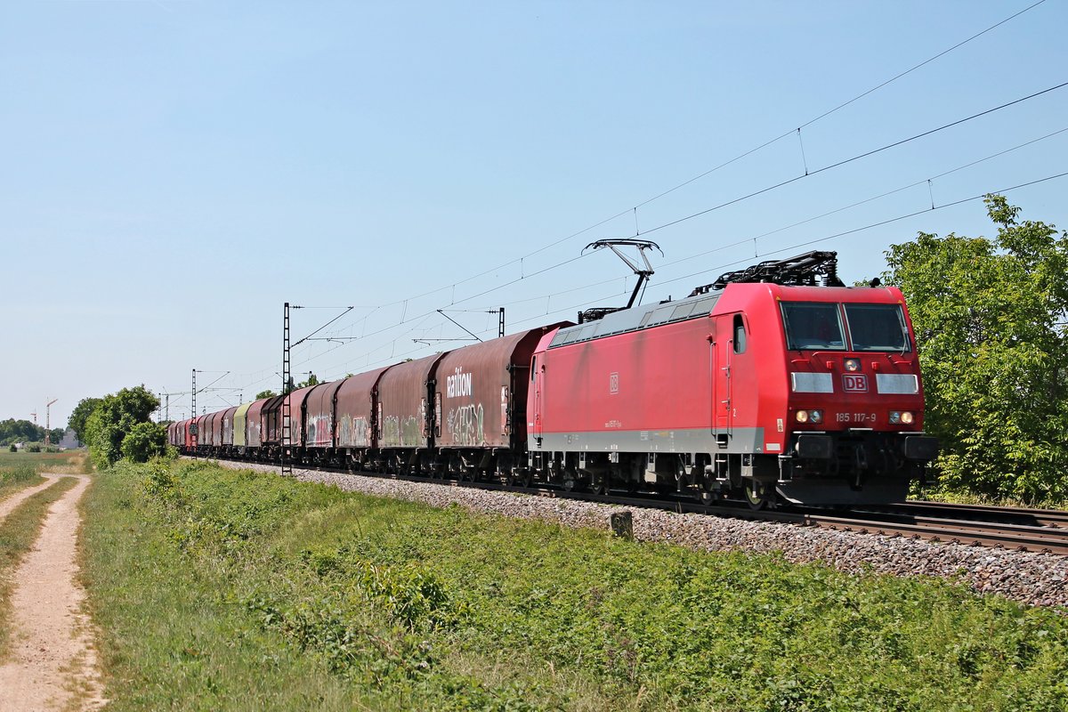 Mit dem EZ 45012 (Chiasso Smistamento - Mannheim Rbf) fuhr am Mittag des 02.06.2020 die 185 117-9 bei Hügelheim über die KBS 702 durchs Rheintal in Richtung Buggingen.