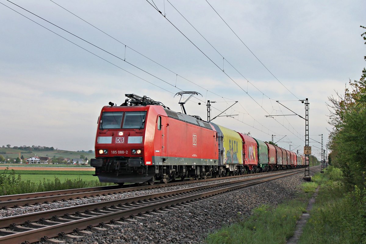 Mit dem EZ 45036 (Chiasso Smistamento - Mannheim Rbf) fuhr am Abend des 21.04.2020 die 185 088-2 nördlich von Hügelheim über die Rheintalbahn in Richtung Freiburg (Breisgau).