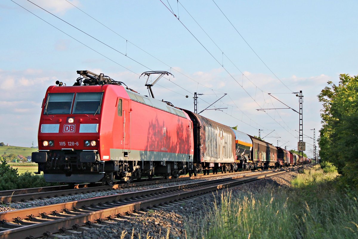 Mit dem EZ 45036 (Chiasso Smistamento - Mannheim Rbf) fuhr am Abend des 26.05.2020 die 185 128-6 zwischen Hügelheim und Buggingen über die KBS 702 durchs Rheintal in Richtung Freiburg (Breisgau).