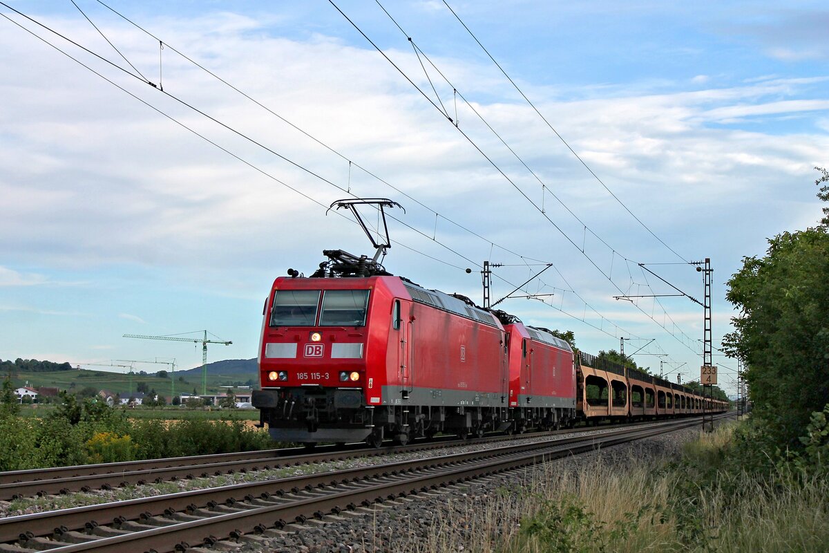 Mit dem EZ 45036 (Chiasso Smistamento - Mannheim Rbf) fuhr am Abend des 08.07.2020 die 185 115-3 mit der defekten 185 104-7 als Wagenlok nördlich von Hügelheim über die Rheintalbahn in Richtung Buggingen.