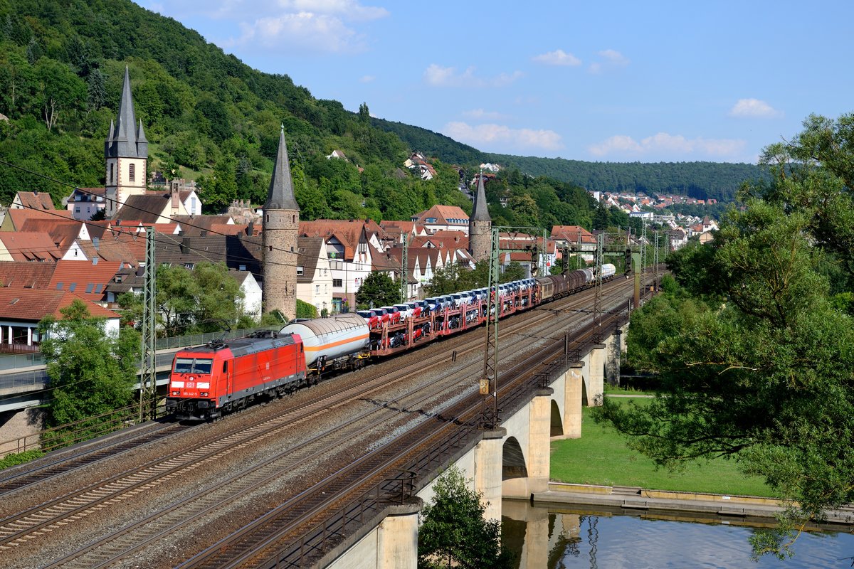 Mit dem EZ 51750 von Nürnberg Rbf nach Engelsdorf hat die 185 242 einen klassischen gemischten Güterzug am Haken. Aufgenommen am 18. Juli vor der klassischen Kulisse der Altstadt von Gemünden am Main.