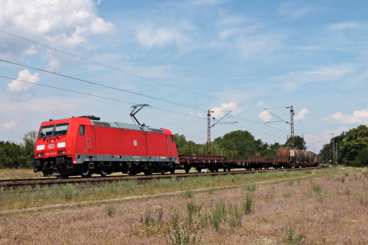 Mit dem EZ 51880 (Mannheim Rbf - München Nord Rbf) fuhr am Mittag des 03.06.2020 die 185 372-0 zwischen Neulußheim und Waghäusel über die Rheintalbahn in Richtung Graben-Neudorf/Bruchsal.