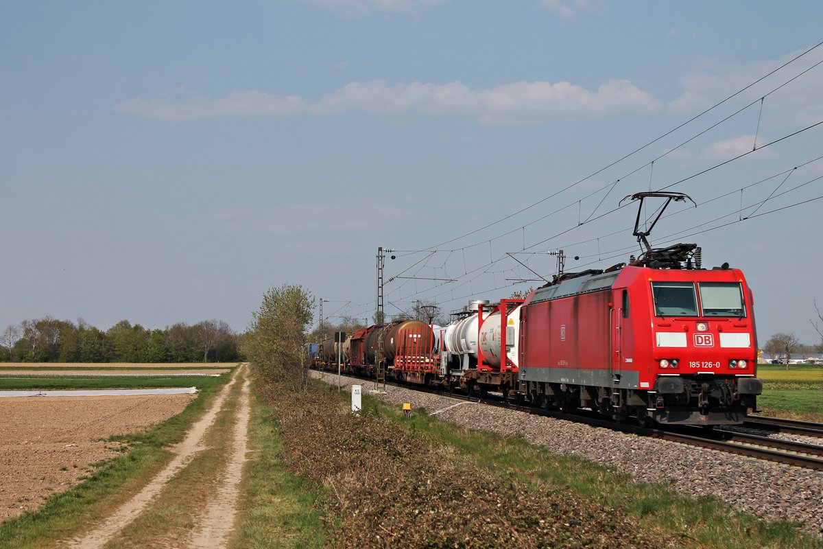 Mit dem EZ 51943 (Mannheim Rbf - Basel Bad Rbf) fuhr am Nachmittag des 09.04.2020 die 185 126-0 südlich von Buggingen über die Rheintalbahn durchs Markgräflerland in Richtung Müllheim (Baden).