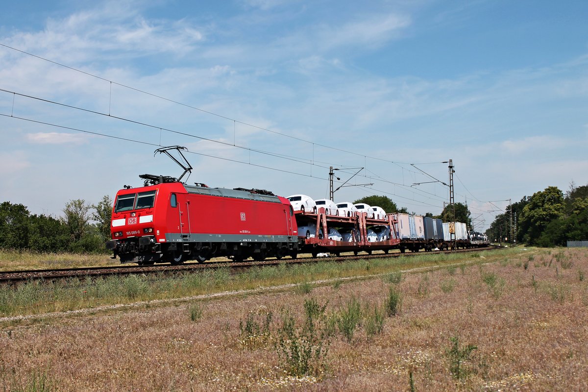 Mit dem EZ 51943 (Mannheim Rbf - Basel Bad Rbf) fuhr am Mittag des 03.06.2020 die 185 089-0 aus Richtung Neulußheim kommend über die Rheintalbahn in Richtung Waghäusel.