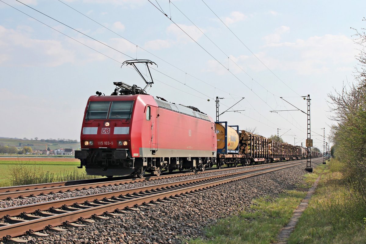 Mit dem EZ 51954 (Basel Bad Rbf - Mannheim Rbf) fuhr am Nachmittag des 09.04.2020 die 185 103-9 nördlich von Hügelheim über die Rheintalbahn durchs Markgräflerland in Richtung Freiburg (Breisgau).