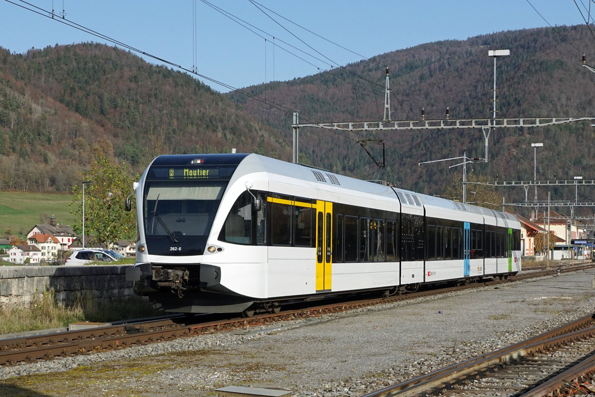 Mit dem Fahrplanwechsel vom 13. Dezember 2020 haben sich die RABe 526 (GTW 2/8), ehemals SBB, BLS, RM von den Juralinien Biel-Moutier und Biel La Chaux-de-Fonds in die Ostschweiz zu Thurbo verabschiedet.
Die Serie von sechs Bilder erinnert noch einmal an die letzten Einsätze.
Bei Sonceboz-Sombeval am 8. November 2020.
Foto: Walter Ruetsch
