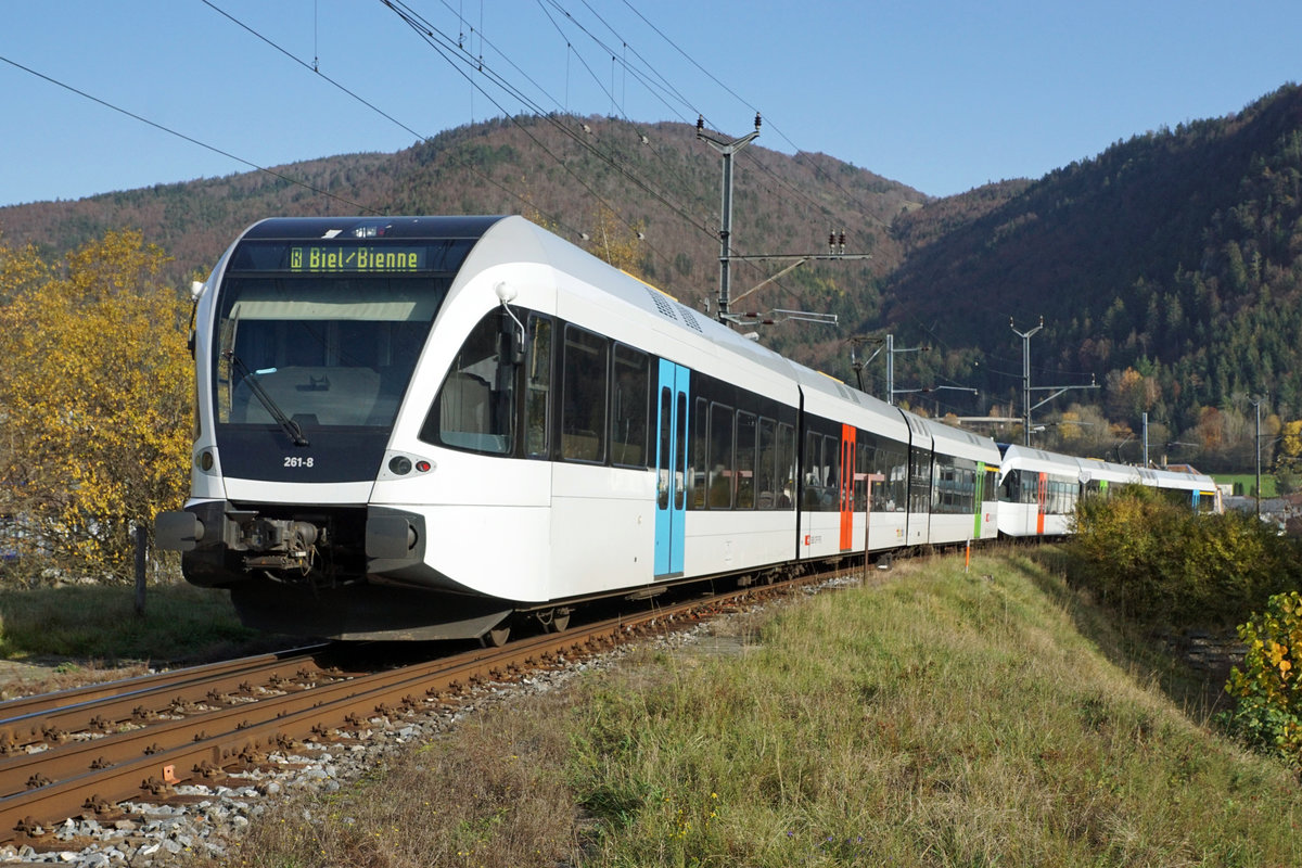 Mit dem Fahrplanwechsel vom 13. Dezember 2020 haben sich die RABe 526 (GTW 2/8), ehemals SBB, BLS, RM von den Juralinien Biel-Moutier und Biel La Chaux-de-Fonds in die Ostschweiz zu Thurbo verabschiedet.
Die Serie von sechs Bilder erinnert noch einmal an die letzten Einsätze.
Bei Sonceboz-Sombeval am 8. November 2020.
Ab Biel verkehren die Züge nach Moutier und La Chaux-de-Fonds vereint. Getrennt werden sie in Sonceboz-Sombeval.
Foto: Walter Ruetsch