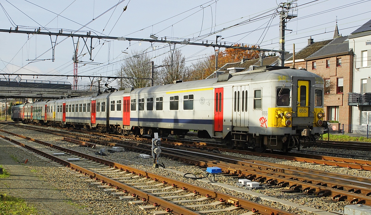 Mit dem Fahrplanwechsel am 10.12.2023 wird der Einsatz der Triebwagen der SNCB-Reihe AM66 zwischen Aachen und Spa enden. Momentan sind noch täglich drei Zuggarnituren im Einsatz. Am 22.11.2023 trifft das AM66-Doppel 655/624 in Welkenraedt ein. Seitliche Aufnahmen der Triebwagen sind wegen der großflächigen Schmierereien kaum möglich, eine rühmliche Ausnahme bildet der AM66 655, obwohl er an der Front auch an der einen oder anderen Stelle verunziert ist.