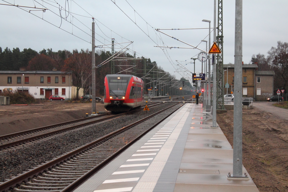 Mit dem Fahrplanwechsel am 15.12.2013 wird der neue Bahnsteig 2 in Nassenheide nach 16-monatiger Bauzeit in Betrieb genommen.
Hier gilt jetzt besondere Vorsicht bei durchfahrenden Zügen.
Der GTW 2/6 auf der RB 12 den Bahnmsteig 1 nach Templin Stadt.