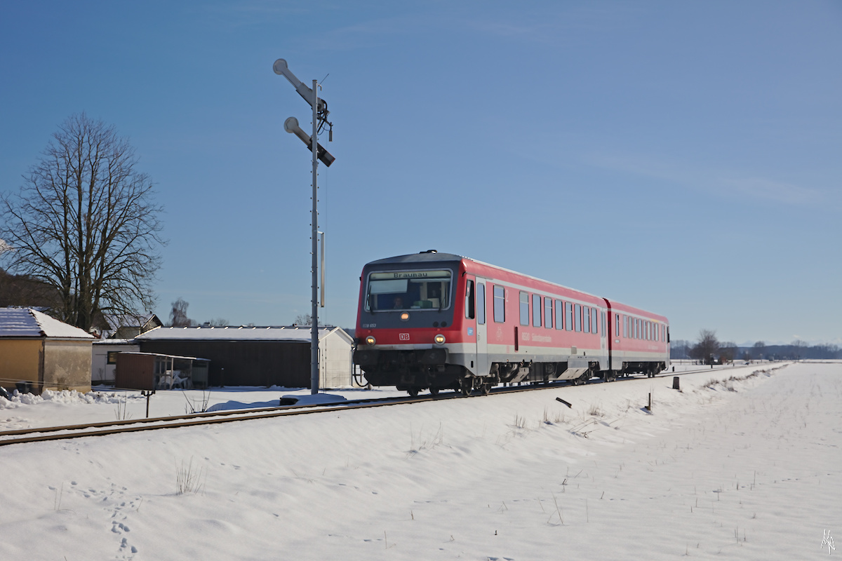 Mit dem Fahrplanwechsel ist der Einsatz der 628 auf der Mattigtalbahn zu Ende gegangen. Daher ein Bild vom Februar 2019, das den 628.653 beim Einfahrsignal von Mauerkirchen zeigt. (08.02.2019)