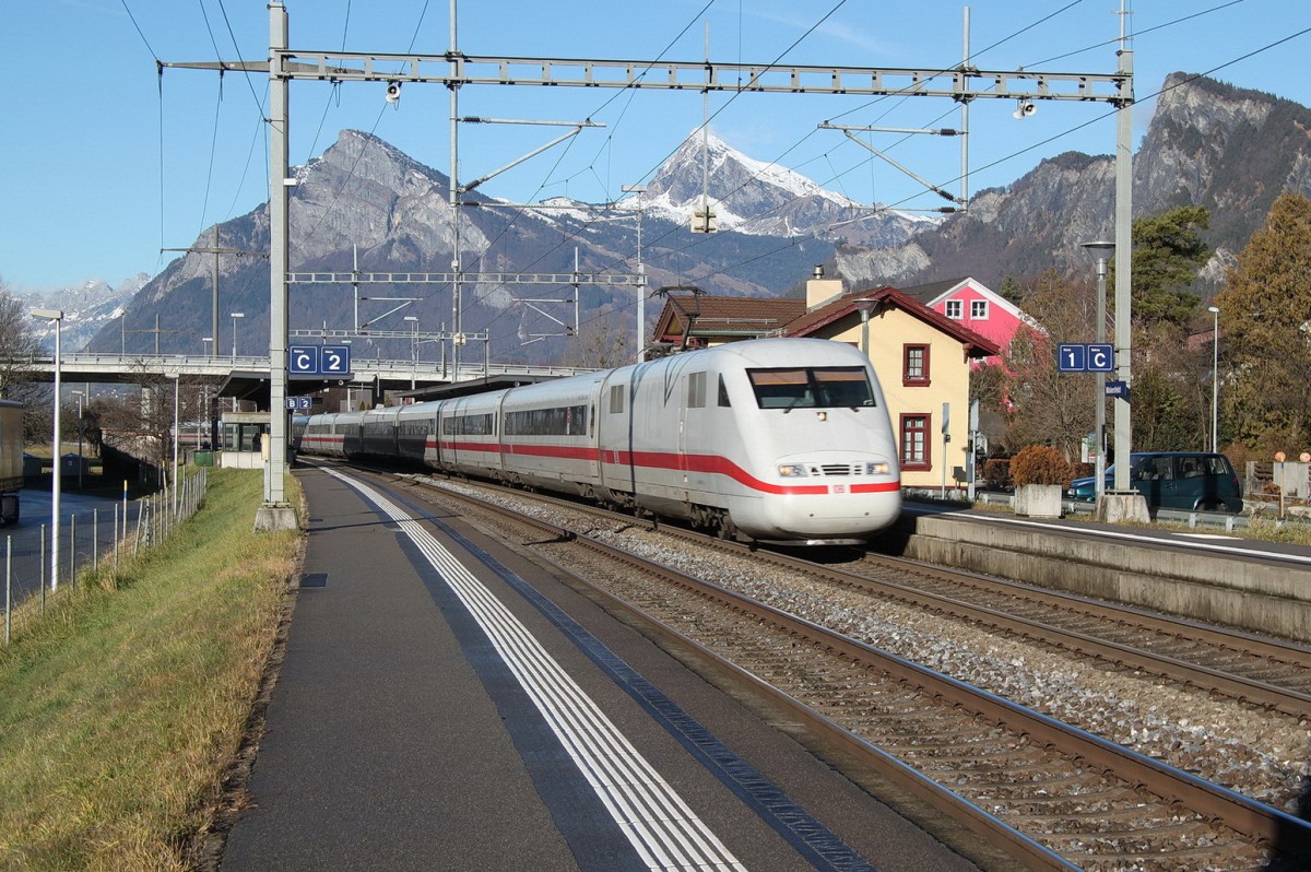 Mit dem Fahrplanwechsel kommen nach einigen Jahren wieder ICE Züge von Hamburg und Frankfurt/M nach Chur.Hier durcheilt ein ICE  Heidis Bahnhof  Maienfeld.17.12.15