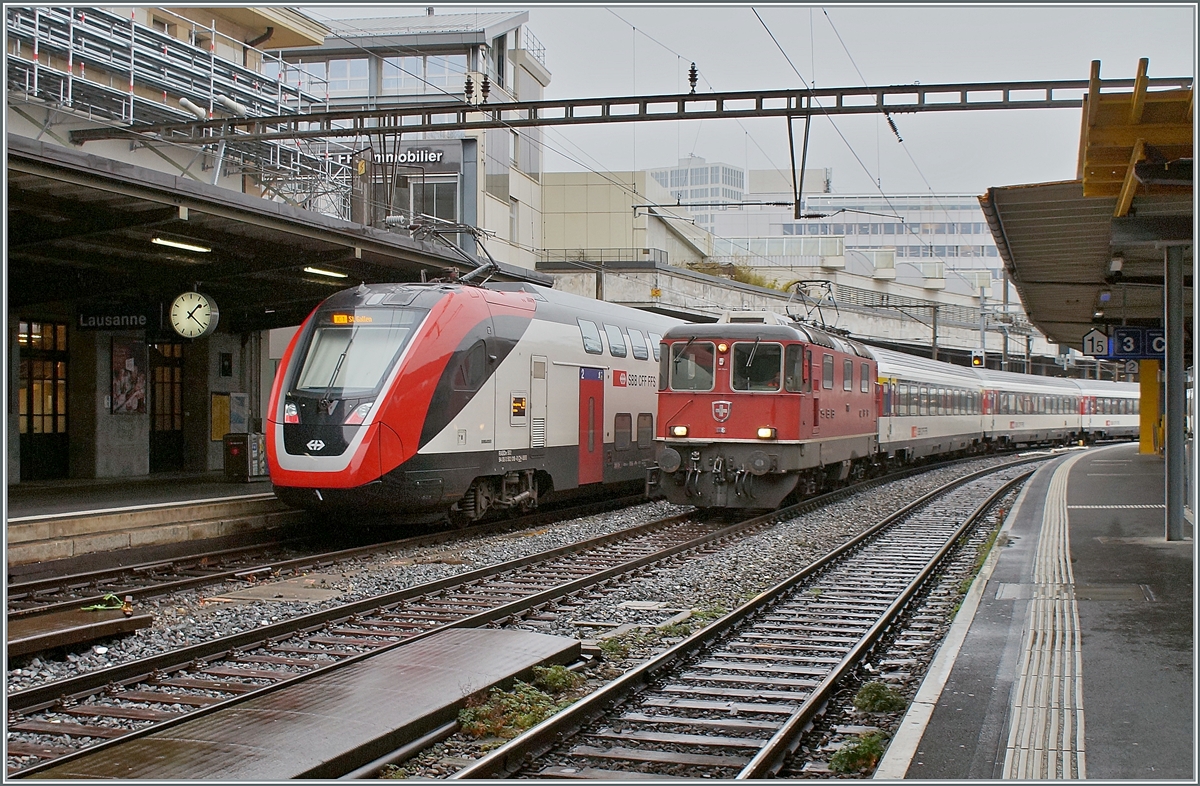 Mit dem Fahrplanwechsel Mitte Dezember endet in der Westschweiz der planmässige Einsatz der Re 4/4 II vor Reisezüge. Im Bild rangiert die SBB Re 4/4 II 11116 (Re 91 85 420 116-6 CH-SBB) in Lausanne den am Morgen angekommen IR von Neuchâtel für die Rückfahrt am Abend und begegnet einem als IC1 ausfahrenden SBB RABe 502  Twidexx . Gerade der vermehrte Einsatz der  Twindexx -Triebzüge stellt Re 460 frei die nun die Re 4/4 II aus dem planmässigen Dienst vor Reisezügen verdrängt. 

8. Dezember 2021