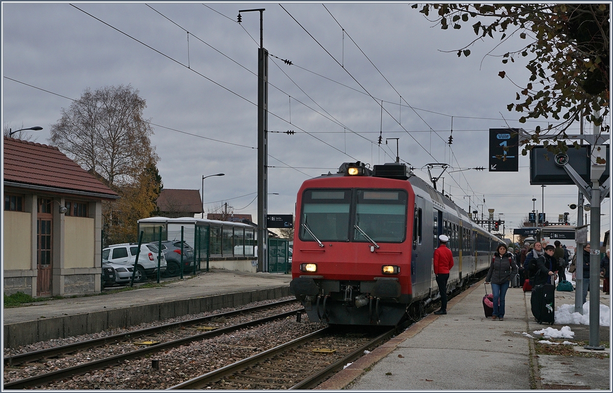 Mit dem Fahrplanwechsel verschwinden auch die letzten bunten SBB  Kolibri - NPZ Züge die als RBe 560 im TGV Anschlussverkehr Neuchâtel - Frasne im Einsatz standen, auch wenn Streik bedingt in den letzten Tagen die TGV Züge nicht gefahren sind. 

Im Bild der RE 18221 nach der Ankunft in Frasne am  23. Nov. 2019