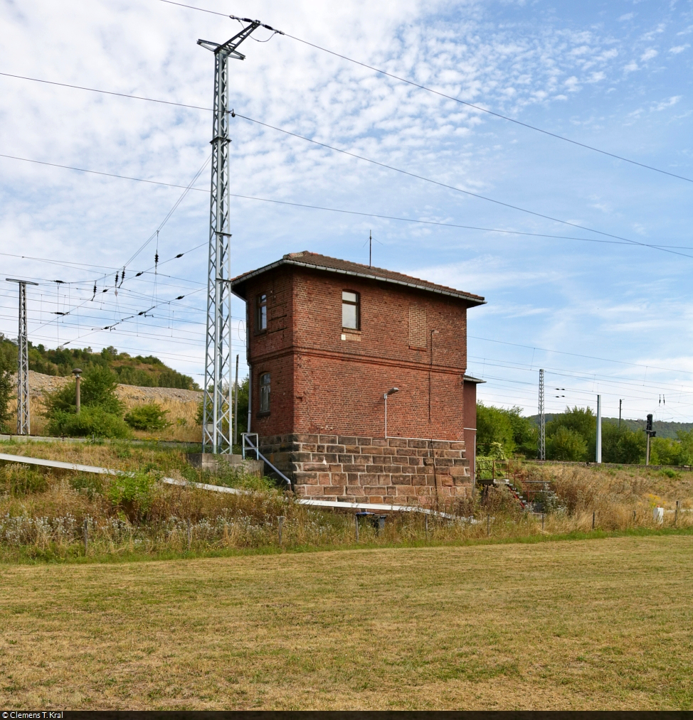 Mit dem Fahrrad von Kassel nach Halle (Saale) | Tag 3 Bernterode–Görsbach
Strecken-km: 124,5

Eines der beiden Stellwerke von Sollstedt ist für den Weichenwärter und steht an der westlichen Bahnhofsausfahrt. Der Wärter bedient in  Sw  sowohl eine mechanische als auch eine Relais-Anlage der Bauarten  Jüdel  sowie  GS II DR .

🕓 17.8.2022 | 10:59 Uhr