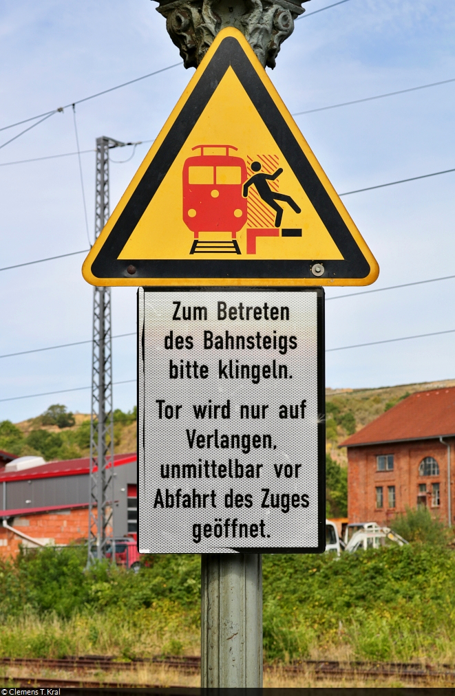 Mit dem Fahrrad von Kassel nach Halle (Saale) | Tag 3 Bernterode–Görsbach
Strecken-km: 124,0

Wie in Bernterode wird man im Bahnhof Sollstedt nur auf den Bahnsteig gelassen, wenn der Zug hält, da es keine Unter- oder Überführung zur Querung der Gleisanlagen gibt. Hier geht man aber einen Schritt weiter: Das Zauntor öffnet sich nur, wenn geklingelt wird.

🕓 17.8.2022 | 11:09 Uhr