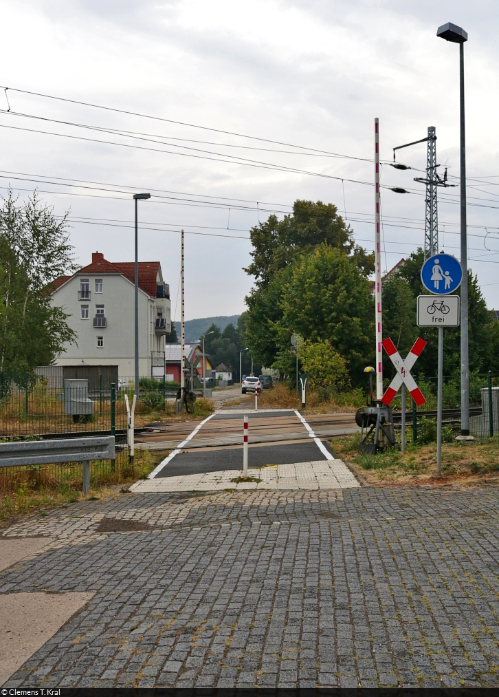 Mit dem Fahrrad von Kassel nach Halle (Saale) | Tag 4 Berga-Kelbra–Riestedt
Strecken-km: 58,4

Östlich des Bahnhofs Sangerhausen, in der Hüttenstraße, gibt es noch einen kleinen mechanischen Bahnübergang für Fußgänger und Radfahrer. Die Schranke wird aus etwa 500 Metern Entfernung vom Weichenwärter-Stellwerk  So  bedient.

🕓 18.8.2022 | 16:23 Uhr