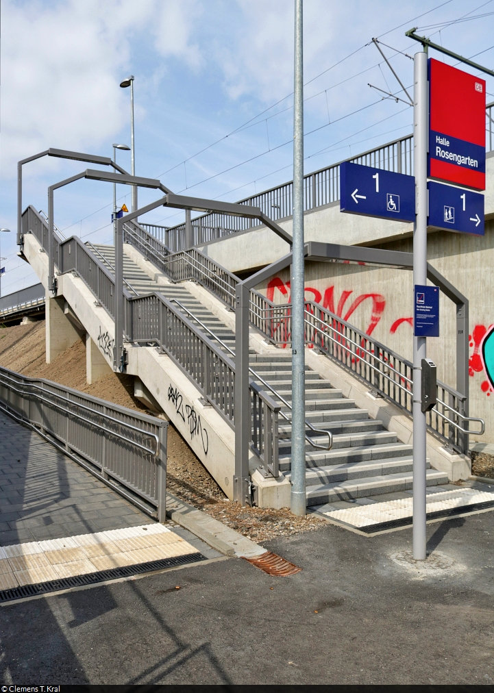 Mit dem Fahrrad von Kassel nach Halle (Saale)
Strecken-km: 4,0

Bei der „Komplexmaßnahme Halle-Rosengarten” wurde der gleichnamige Haltepunkt in diesem und letztem Jahr erneuert, so auch die Zuwegungen an Gleis 1. Die Treppe präsentiert sich im nüchternen Grau und lockt offenbar schon Schmierfinken an.

🕓 21.8.2022 | 11:45 Uhr