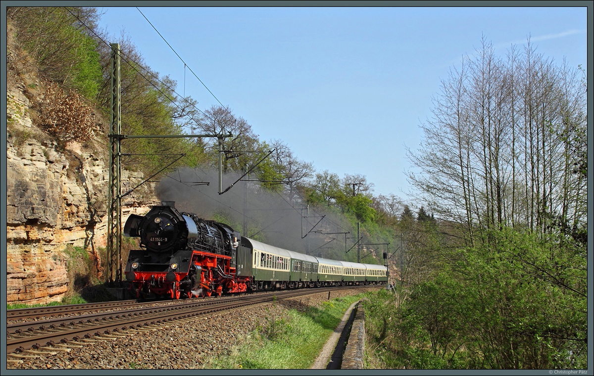 Mit dem Feengrotten-Express fährt 41 1144-9 am 28.04.2012 durch das Saaletal bei Kahla.