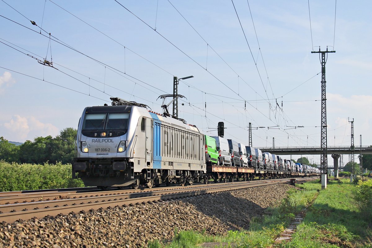 Mit dem  FIAT -Autozug DGS 47006 (Fossacesia - Lahr (Schwarzw.)) fuhr am Nachmittag des 05.06.2018 die Rpool/BLSC 187 006-2 nördlich vom Bahnhof Müllheim (Baden) durchs Markgräflerland in Richtung Freiburg (Breisgau).