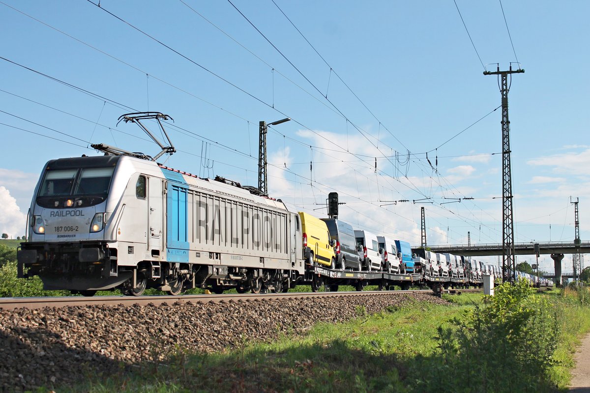 Mit dem  FIAT -Autozug DGS 47008 nach Lahr (Schwarzw.) fuhr am Nachmittag des 01.06.2018 die Rpool/BLSC 187 006-2 durch die Überholgleise von Müllheim (Baden) durchs Rheintal in Richtung Freiburg (Breisgau).