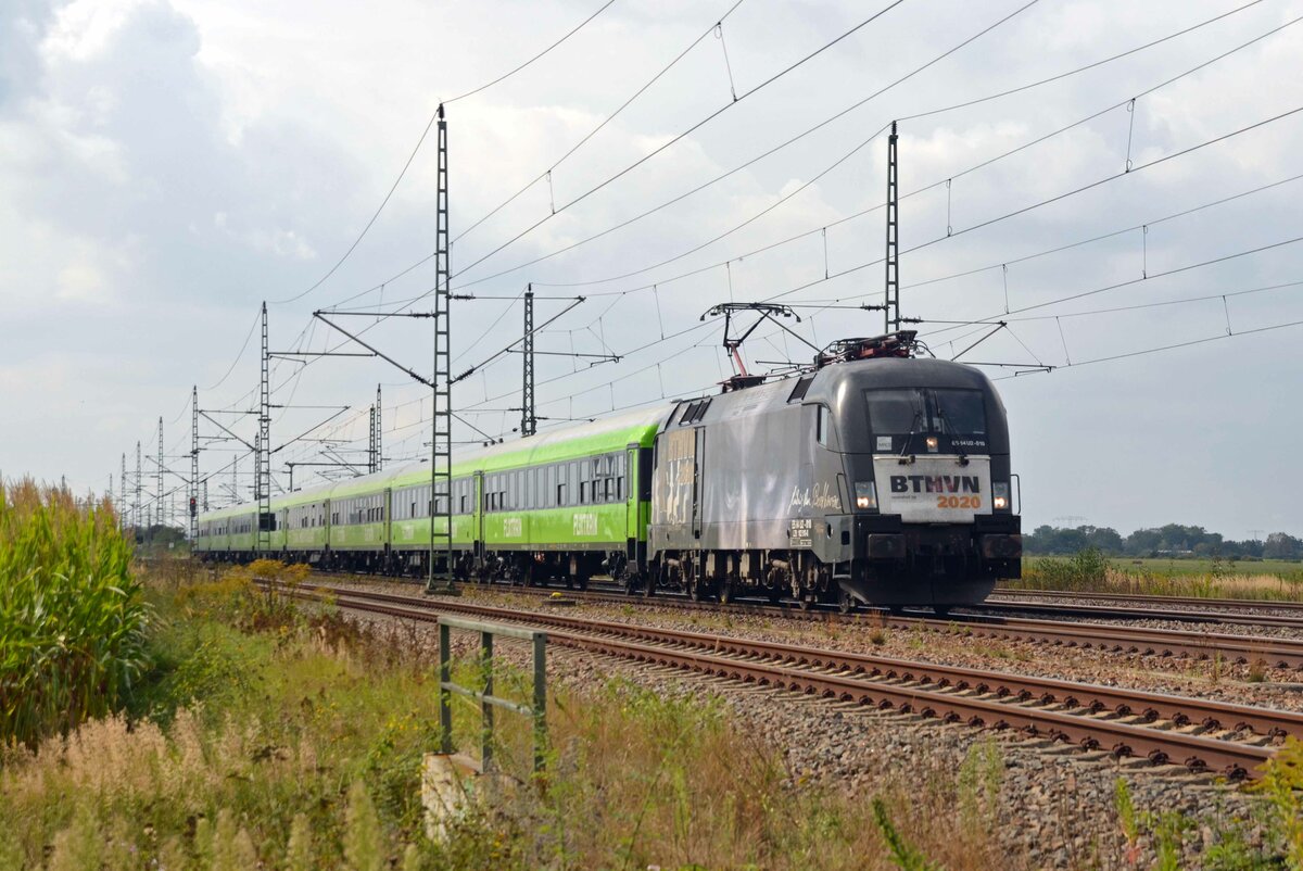 Mit dem Flixtrain von Stuttgart nach Berlin rollte 182 510 am 12.09.21 durch Radis Richtung Wittenberg.