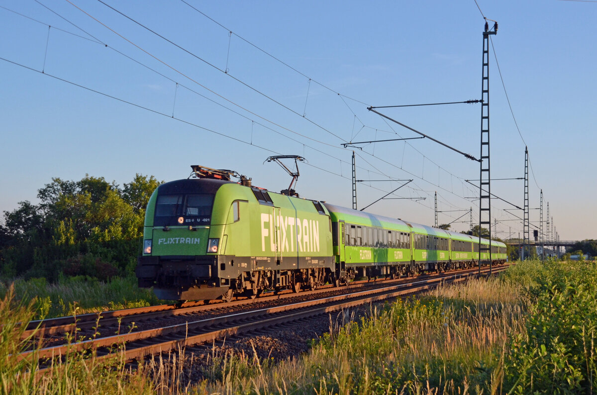 Mit dem FLX 1244 nach Berlin rollt 182 521 am Abend des 24.07.22 durch Gräfenhainichen Richtung Wittenberg.