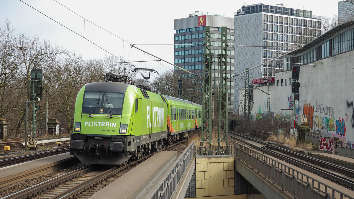 Mit dem FLX 1807 Köln -> Hamburg-Altona passiert die von FlixTrain angemietete und beklebte 182 505 den Bahnhof Hamburg-Dammtor, 02.04.2018.