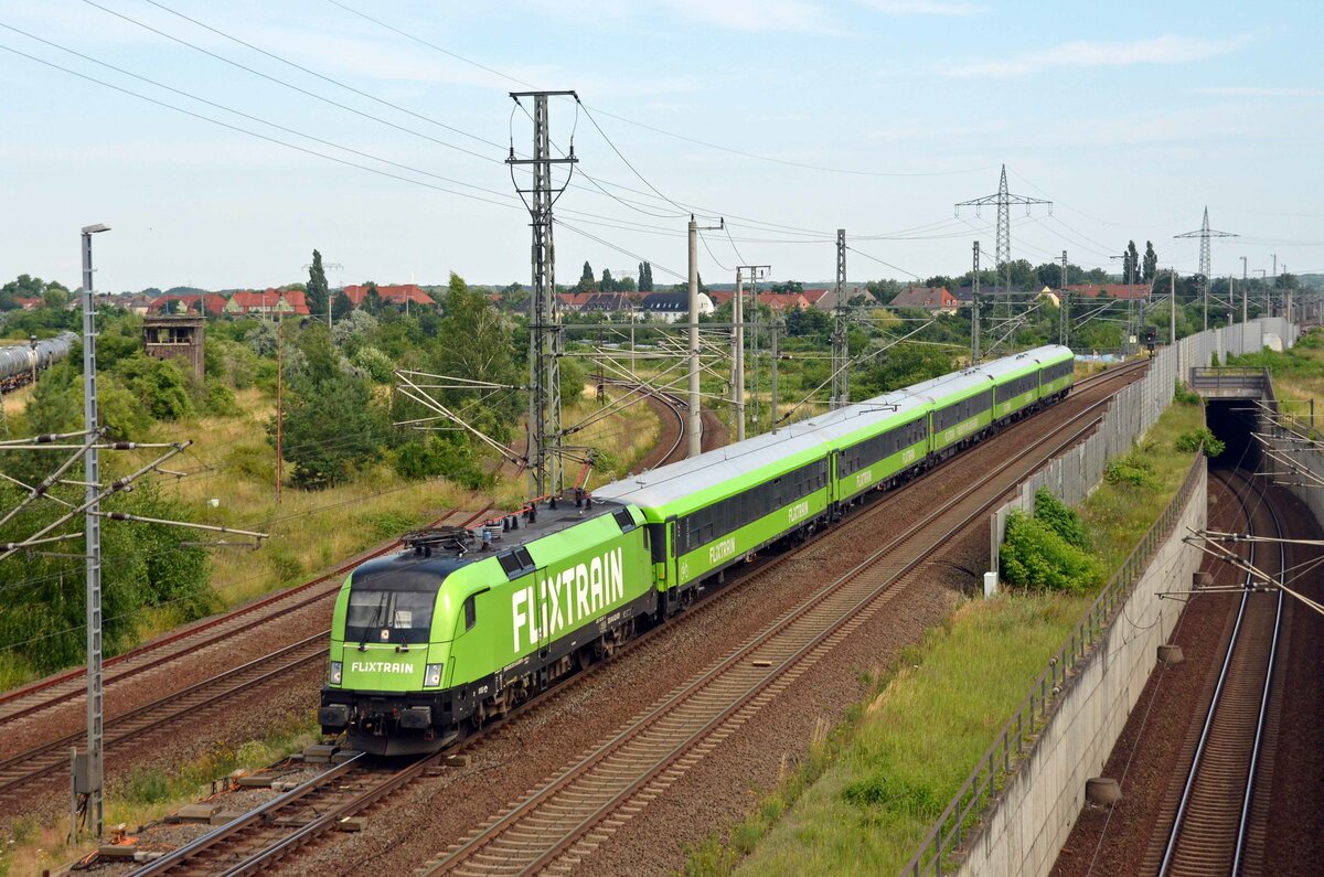 Mit dem FLX 32613 von Berlin nach Stuttgart rollt 182 521 am 11.07.21 durch Bitterfeld Richtung Halle(S).