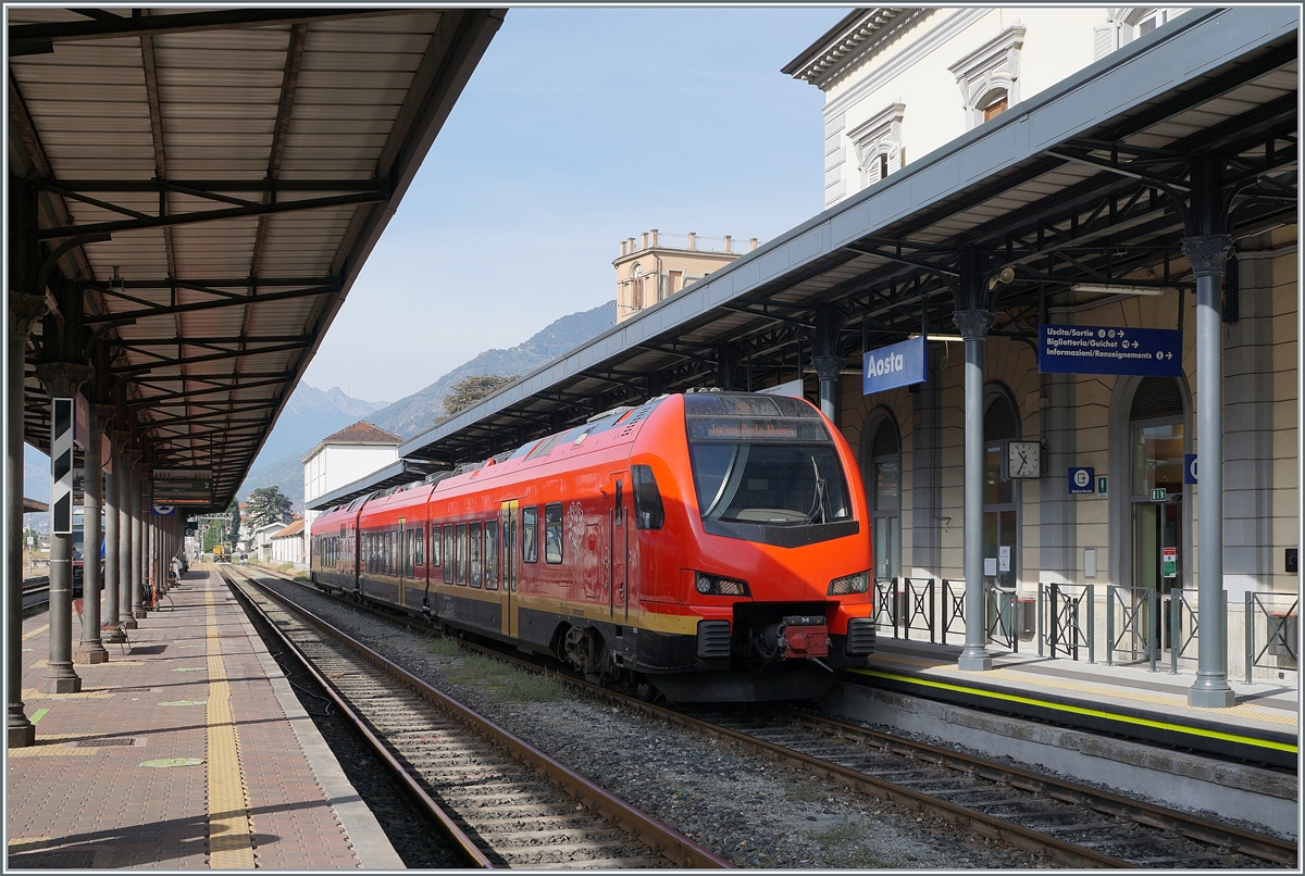 Mit dem FS Trenitalia BTR 813 (Flirt 3) durchs Aostatal: In Aosta angekommen! Und wer die Aufnahemdaten der Bilder anschaut, stellt fest dass  meine Reise  durchs Asotatal gut zwei Jahre gedauert hat...
Und nun steht die Rückfahrt an: Der bimodulare FS Trenitalia BUM BTR 813 003 wartet in Aosta auf die Abfahrt als Regionale Veloce VdA 2722 nach Torino Porta Nuova. Der Zug kann mit Dieselmotoren oder elektrisch mit 3000 Volt Gleichstrom betreiben werden, verfügt für die Achsanordnung Bo' 2'2'2' Bo' und die UIC Bezeichnung (des Antriebsmodul) lautet 90 83 1813 012-1 I-TI. 

27. September 2021