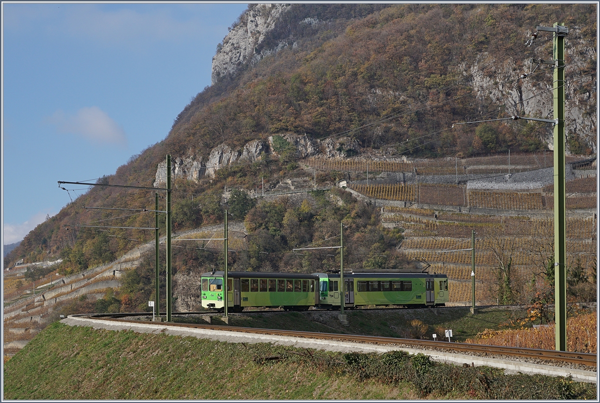 Mit dem führenden Bt 432 fährt der ASD BDe 4/4 404 als Regionalzug 441  oberhalb von Aigle seinem nicht mehr allzu weiten Ziel entgegnen. 
28. Nov. 2018