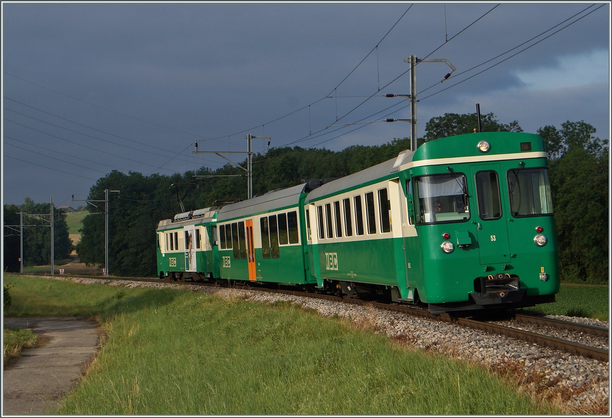 Mit dem führenden Bt 53 erreicht der BAM Regionalzug 118 von Morges nach Bière in Kürze Vufflens le Château.
3. Juli 2014