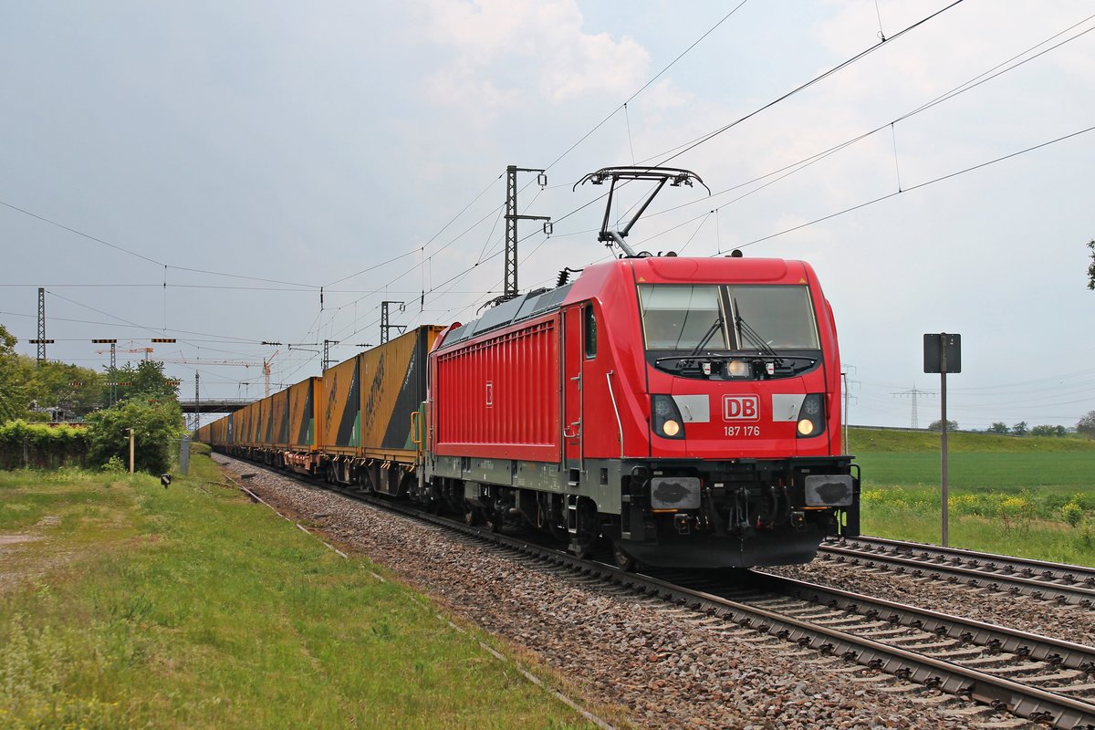 Mit dem  Gartner -Containerzug (Basel Bad Rbf - Vieselbach) fuhr am Mittag des 25.05.2019 die 187 176 südlich vom Haltepunkt Auggen über die KBS 703 durchs Rheintal in Richtung Freiburg (Breisgau).