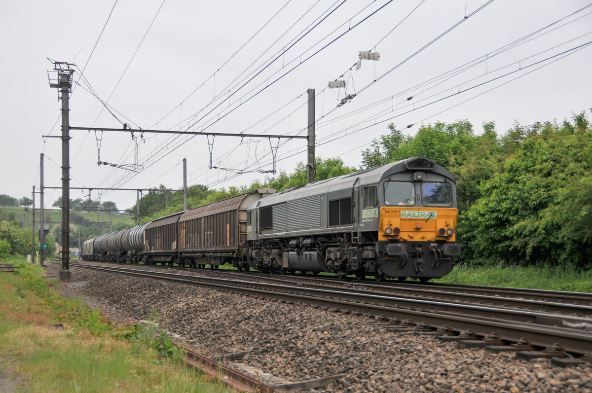 Mit dem gemischten Güterzug von Antwerpen Noord nach Passau am Haken rollt die 266 035 von Railtraxx durch Bassenge. Aufnahme vom 19/05/2018 am Vormittag.