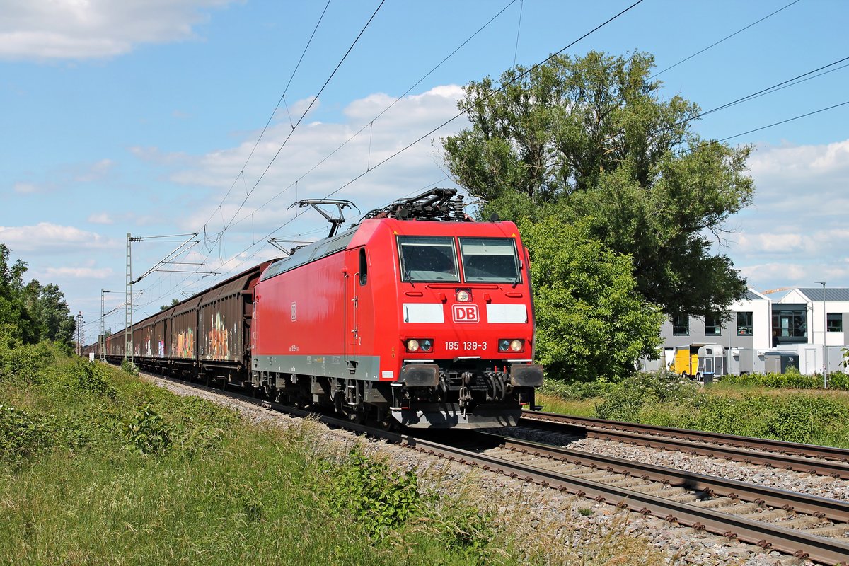 Mit dem GK 49051 (Hamburg-Waltershof Mühlenwerder - Buchs SG) fuhr am Nachmittag des 29.05.2020 die 185 139-3 über die Rheintalbahn durchs Industriegebiet von Buggingen in Richtung Müllheim (Baden).
