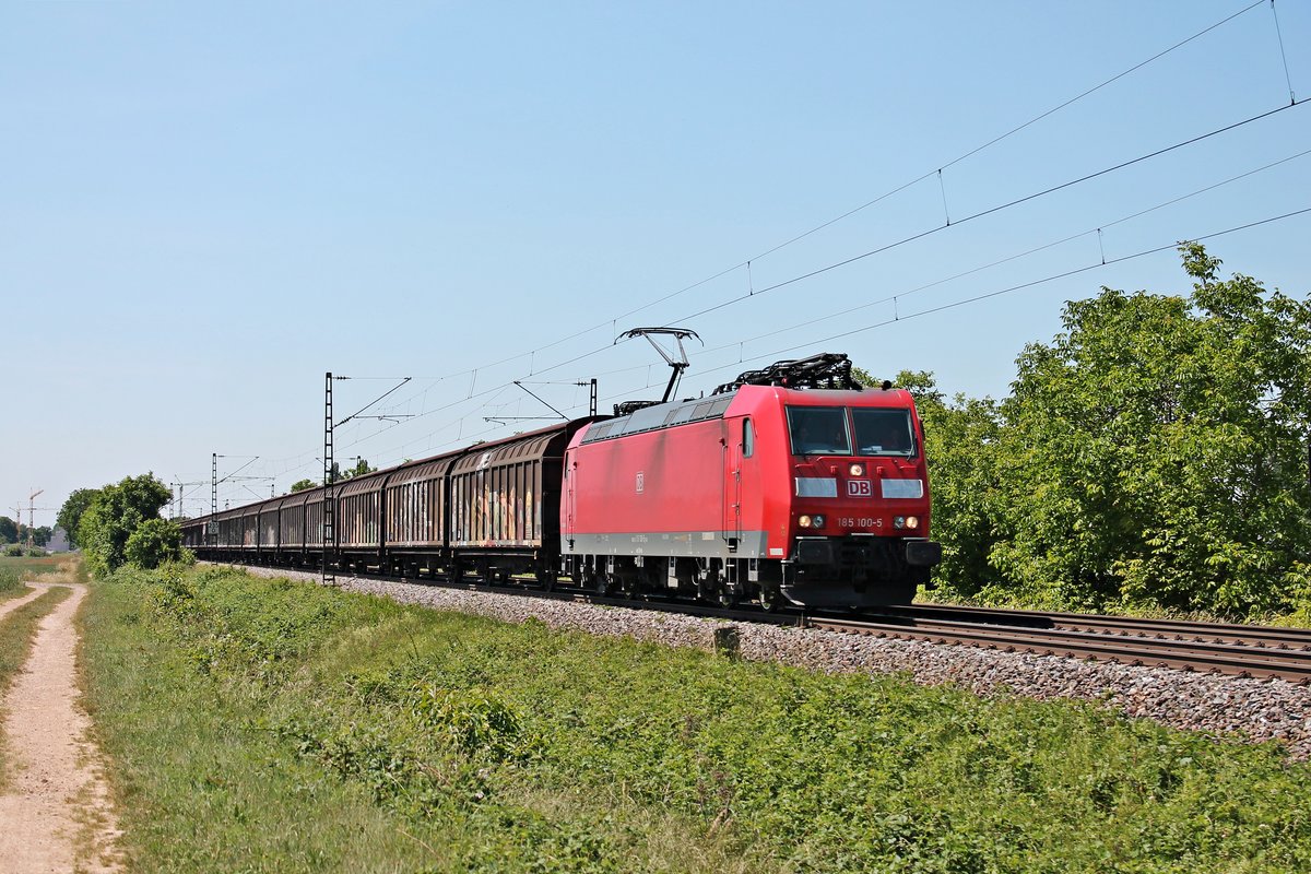 Mit dem GK 49054 (Buchs SG - Gremberg) fuhr am Mittag des 02.06.2020 die 185 100-5 nördlich von Müllheim (Baden) bei Hügelheim über die Rheintalbahn durchs Markgräflerland in Richtung Freiburg (Breisgau).