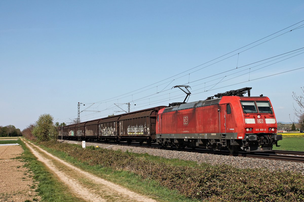 Mit dem GK 49057 (Bremerhaven Kaiserhafen - Buchs SB)  Redbull-Zug  fuhr am Nachmittag des 16.04.2020 die 185 108-8 südlich von buggingen durchs Rheintal in Richtung Basel.