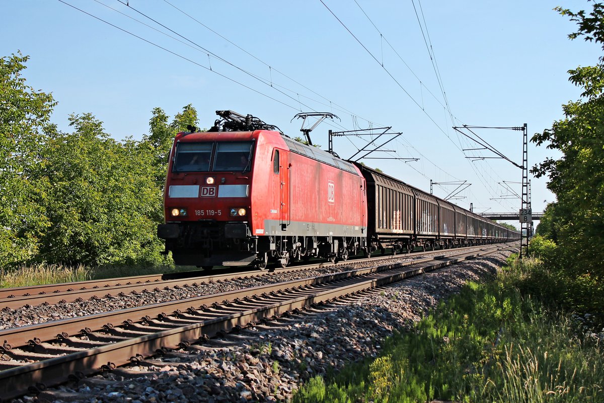 Mit dem GK 49063 (Offenburg Gbf - Buchs SG) fuhr am Morgen des 02.06.2020 die 185 119-5 bei Hügelheim über die Rheintalbahn in Richtung Müllheim (Baden).