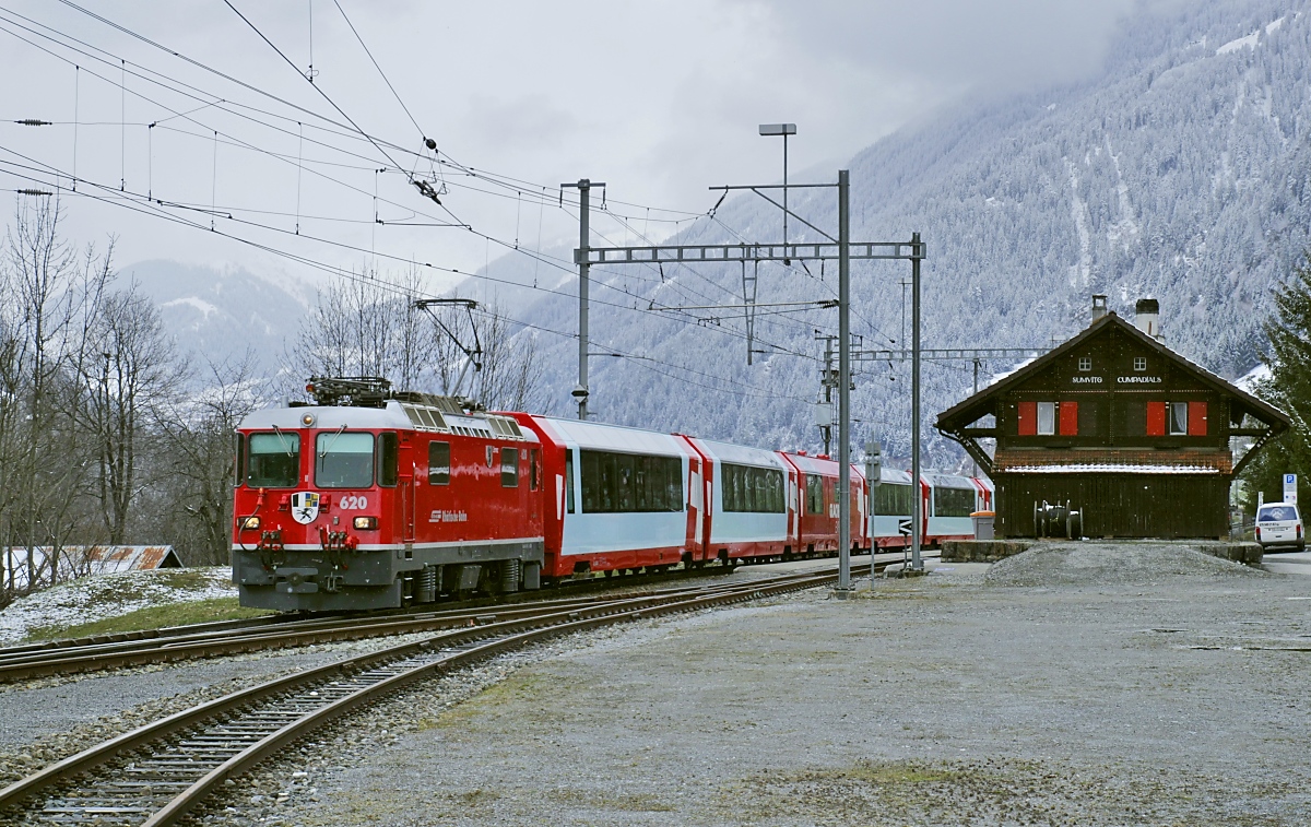 Mit dem Glacier-Express nach St. Moritz durchfährt die Ge 4/4 II 620 am 02.04.2022 den Bahnhof Sumvitg-Cumpadials