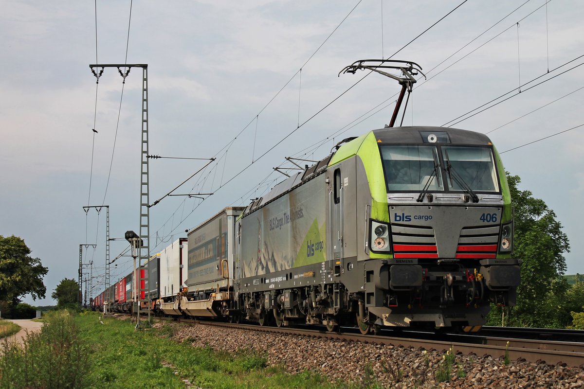 Mit dem  Gruber -KLV nach Italien fuhr am Nachmittag des 08.06.2018 die Re 475 406 nördlich von Müllheim (Baden) über die KBS 703 durchs Markgräflerland in Richtung Schweizer Grenze.
