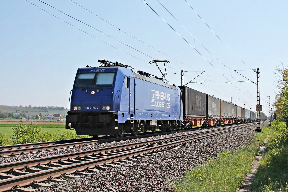 Mit dem  GTS -Containerzug DGS 40046 (Piacenza - Zeebrugge-Ramskapelle) fuhr am Nachmittag des 23.04.2020 die RRL/XRAIL 186 269-7 nördlich von Hügelheim durchs Rheintal in Richtung Freiburg (Breisgau).